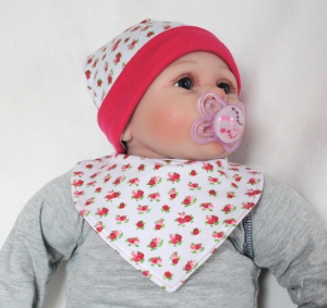 süßes Babyset bestehend aus Mütze und Halstuch aus Jersey mit Blümchen von T.E.Atime