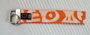 Kurzes Schlüsselband genäht aus afrikanischem Batikstoff in Orange und Weiss