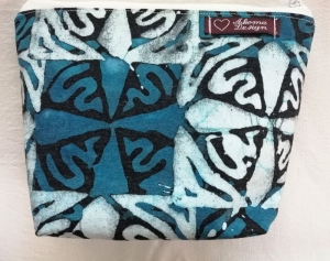 Kleine genähte Tasche aus afrikanischem Batikstoff in Blau, Weiß und Schwarz - Handarbeit kaufen
