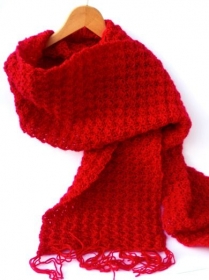 Rote gehäkelte Schal mit Fransen. Handgehäkelte Umschlagtuch, rote Häkelschal, trendige Stola. - Handarbeit kaufen