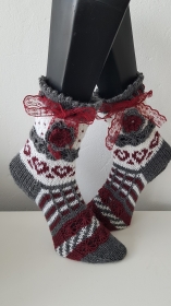handgestrickte Socke Bernadette, Gr.38/39 Farb und Mustermix, grau/ Weiß/ Bordeaux, Häkelblüte, Spitzenband 