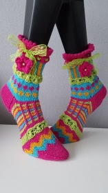 handgestrickte Socke Fashion, Gr.38/39  Farb und Mustermix ,Pink/Türkis/Gelb/Grün, Häkelblüte, Spitzenband   - Handarbeit kaufen