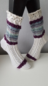 handgestrickte Socke , Model Annabell, Weiß/ Lila/ Bunt, Gr.40/41 Lochmuster     - Handarbeit kaufen