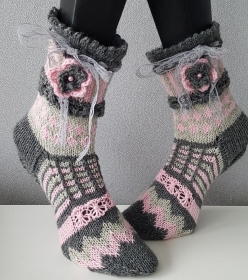handgestrickte Socke Fashion, Gr 36/37  Farb und Mustermix ,Grautöne/ Rosa, Häkelblüte, Spitzenband    - Handarbeit kaufen