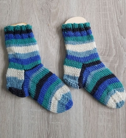 gestrickte dickere Socken Gr. 28/29 Grün/ Blau/Weiß/ Schwarz - Handarbeit kaufen