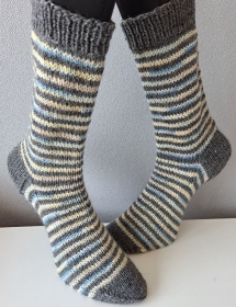 handgestrickte dickere Socke Happy Stripes , Gr.42/43 , Grau/ Bunt