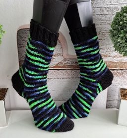 handgestrickte dicke Socken Happy Stripes , Gr.42/43 , Schwarz/ Bunt  - Handarbeit kaufen