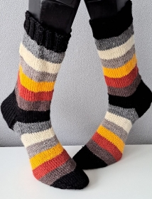 handgestrickte dicke Socken Regenbogen Bär , Gr.44/45 , Schwarz/ Bunt  