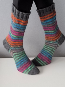 dickere gestrickte Socke Happy Stripes Gr.42/43 Grau/ Bunt - Handarbeit kaufen