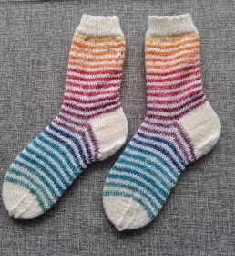 handgestrickte dickere Socke Happy Stripes , Gr.38/39 Weiß/ Regenbogen - Handarbeit kaufen