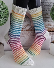 handgestrickte dickere Socke Happy Stripes , Gr.40/41 Weiß/ Regenbogen