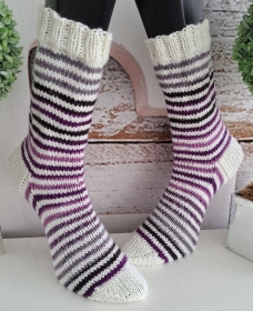handgestrickte dicke Socke Snow Stripes Lila, Gr.42/43  - Handarbeit kaufen