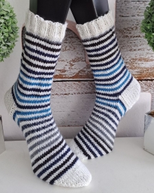 handgestrickte dicke Socke Snow Stripes Blau, Gr.42/43 - Handarbeit kaufen