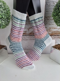 handgestrickte Socke , Model Happy Stripes, Gr.40/41 Weiß/ Bunt Grüntöne - Handarbeit kaufen