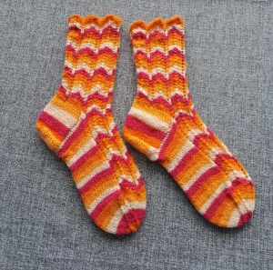 handgestrickte Socke , Model ZickZack  Gelb/Orange, Gr.36/37  - Handarbeit kaufen