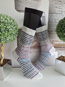 handgestrickte Socke , Model Happy Stripes, Gr.40/41 Weiß/ Bunt