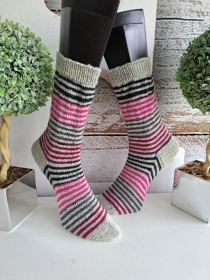 handgestrickte Socke , Model Trio Stripes, Gr.40/41 Hellgrau/ Bunt Pink - Handarbeit kaufen