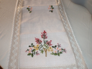 handgestickter Tischläufer, Wiesenblumen, beige mit Spitze, 40 x 100 cm