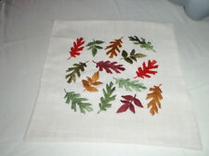handgesticke Kissenhülle, bunte Herbstblätter