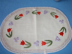 handgesticktes ovales Deckchen, Blüten und Tulpen