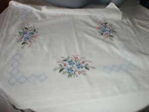 handgestickte Tischdecke, Blütengesteck, 80 x 80 cm