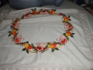 handgestickte Tischdecke, Kranz aus Herzen, Zweigen, Orangen, 90 x 90 cm