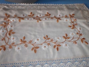 handgestickte Tischdecke, Margeriten und Blätter, beige Spitzenrand, 90 x 90 cm