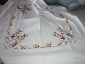 handgestickte Tischdecke, Hasenpaare und Blüten, weiß, 85 x 85 cm