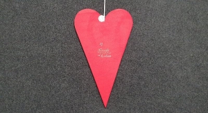 ausgesägtes XL- Herz im skandinavischen Stil in rot mit dem Schriftzug - Genieße die kleinen Dinge des Lebens - in Embossing Technik bestellen - Handarbeit kaufen