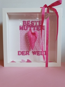 Dreidimensionaler Bilderrahmen für die „Beste Mutter der Welt“ mit genähtem Herz in weiß und pink nicht nur zum Muttertag bestellen