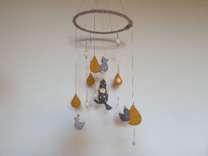 Mobile für das Babyzimmer - mit Liebe ♥ genäht von Manuela Neuwöhner - fröhliche Entenfamilie mit Wassertropfen in grau und gelb kaufen - Handarbeit kaufen