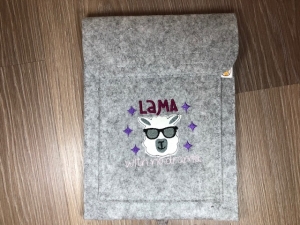 Schöne Tablett Tasche Filz grau bestickt mit Lama - Handarbeit kaufen