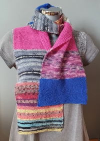kraus rechts gestrickter kunterbunter Schal aus Sockenwolle - Handarbeit kaufen