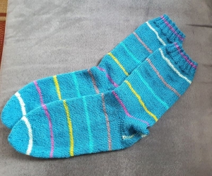 handgestrickte türkisfarbene Socken mit bunten Ringeln in Größe 42 - Handarbeit kaufen