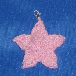 handgestrickter Schlüsselanhänger in Form eines Sternes rosa - Handarbeit kaufen