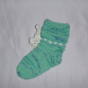 handgestrickte Baby-Socken mit Binde-Band in hell blau 16/17 - Handarbeit kaufen