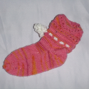 Handgestrickte Baby-Socken mit Binde-Band in rosa 18/19 - Handarbeit kaufen