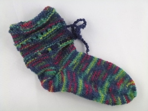 handgestrickte Baby-Socken mit Binde-Band in dunkel bunt 18/19 - Handarbeit kaufen