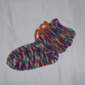 handgestrickte Baby-Socken mit Binde-Band in  bunt 16/17 - Handarbeit kaufen