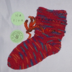 handgestrickte Baby-Socken mit Binde-Band in  rot 18/19 - Handarbeit kaufen