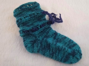 handgestrickte Baby-Socken mit Binde-Band in  türkis 14/15