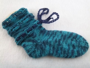 handgestrickte Baby-Socken mit Binde-Band in  türkis 18/19