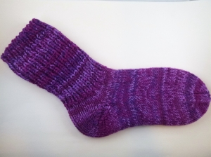 handgestrickte super dicke Socken in lila 38/39 wild berries - Handarbeit kaufen