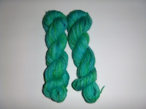 Handgefärbte Sockenwolle im Ministrang (4-fädig) grüner Ozean