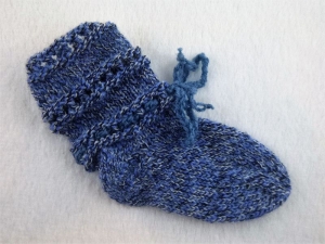 handgestrickte Babysocken mit Bindeband in jeansblau (Größe 14/15) kaufen