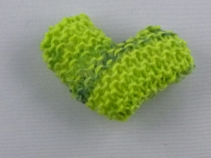 handgestrickter Kühlschrankmagnet in Herzform  in hellgrün