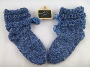 Handgestrickte Babysocken mit Bindeband in jeansblau (Größe 18/19) kaufen - Handarbeit kaufen