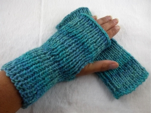Handgestrickte extra dicke und warme Handstulpen mit Daumenloch in türkis - Handarbeit kaufen