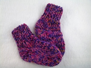 Handgestrickte extra dicke Babysocken Größe 14-16 lila/ rosa - Handarbeit kaufen