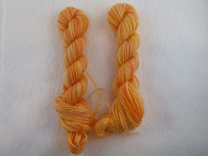 Handgefärbte Sockenwolle im Ministrang (4-fädig; 20 gr/ 84m) Aprikose (gelb-orange) - Handarbeit kaufen